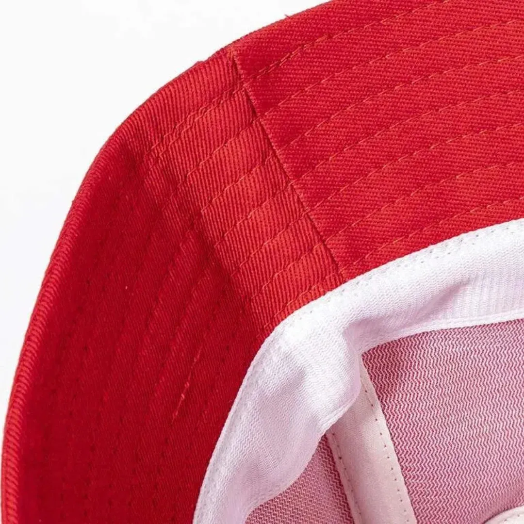 Detalle del interior y las costuras del gorro bucket